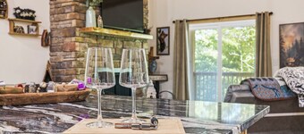 Cozy Murphy Cabin • Near Lake Hiwassee & Wineries