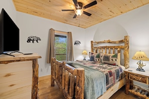 2 bedrooms, iron/ironing board, free WiFi, bed sheets - Cozy Murphy Cabin • Near Lake Hiwassee & Wineries (Murphy)