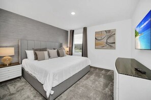 9 bedrooms, iron/ironing board, WiFi, bed sheets - Luxury 9bd/LakeFront/FreeWaterPark 5mi Disney (Kissimmee)