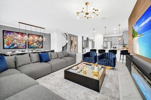 TV - Luxury 9bd/LakeFront/FreeWaterPark 5mi Disney (Kissimmee)