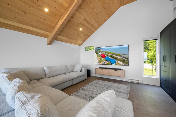 Smart TV, fireplace