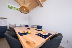 Dining - Mer et Mont 1223: Hot Tub & Heart of Charlevoix (Petite-Rivière-St-François)