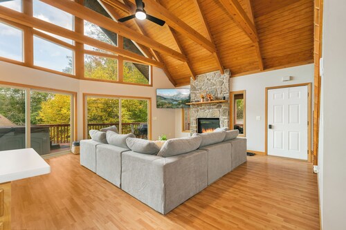 Lakeview Chalet in Deep Creek Lake + Hot Tub