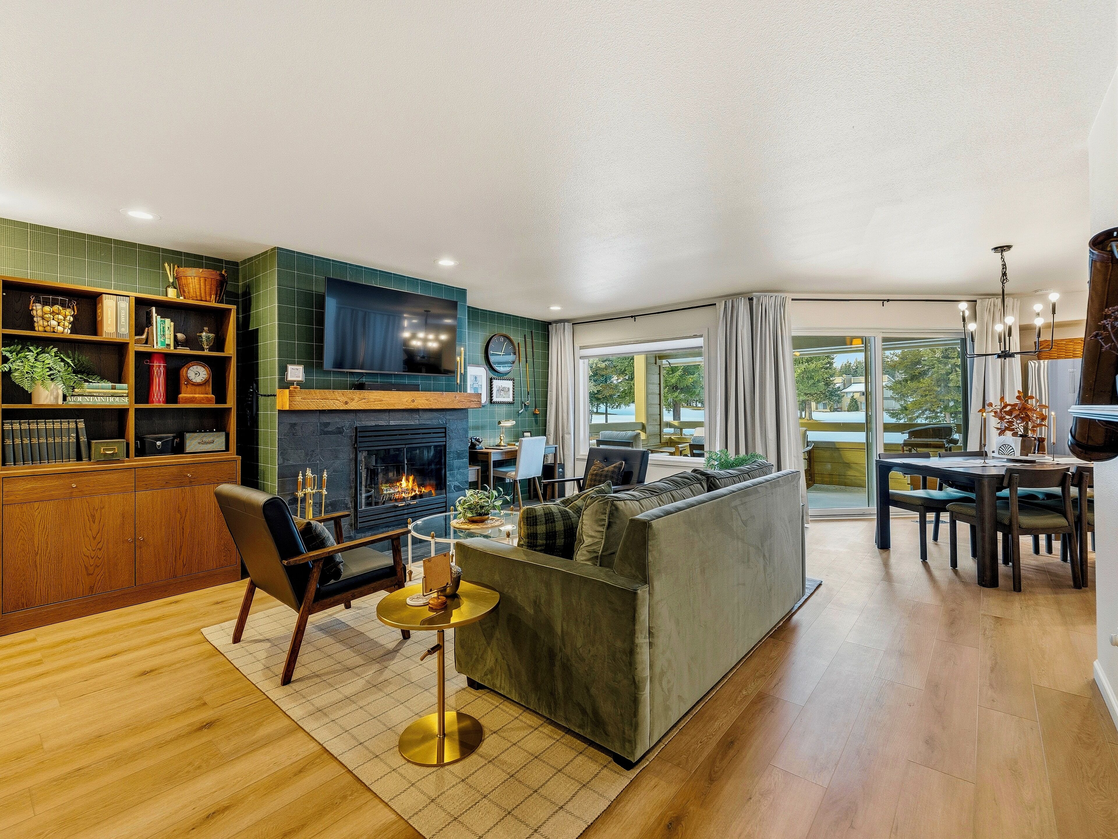 Smart-TV, peis, bøker og stereoanlegg