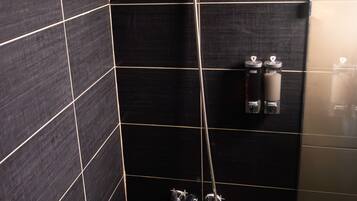 Toallas, jabón, papel de baño