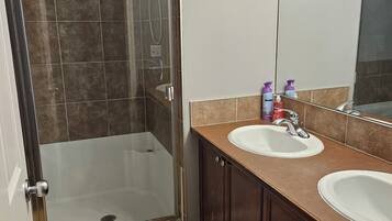 Haartrockner, Handtücher, Seife, Toilettenpapier