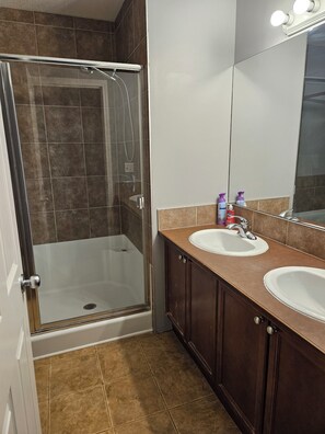 Haartrockner, Handtücher, Seife, Toilettenpapier