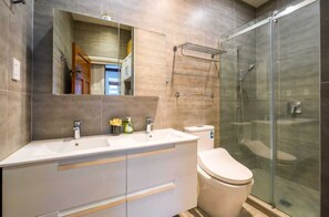 Dusche, Haartrockner, Handtücher, Seife