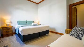 4 bedrooms, iron/ironing board, free WiFi, bed sheets