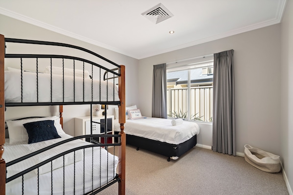 4 Schlafzimmer, Bügeleisen/Bügelbrett, WLAN, Bettwäsche
