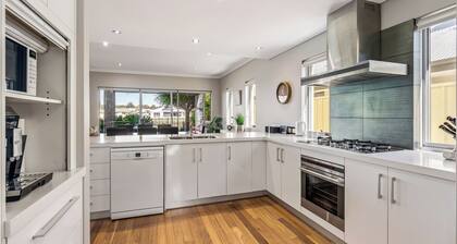 Two-Story Lakeview Retreat at Dunsborough Lakes