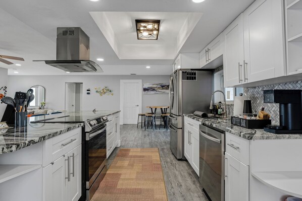 Micro-ondes, four, plaque de cuisson, lave-vaisselle