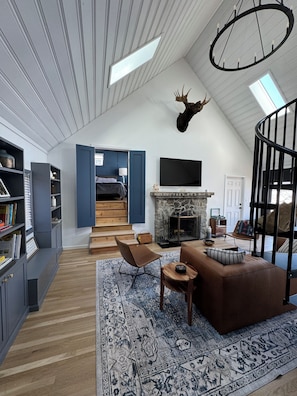 Smart TV, fireplace, books, stereo