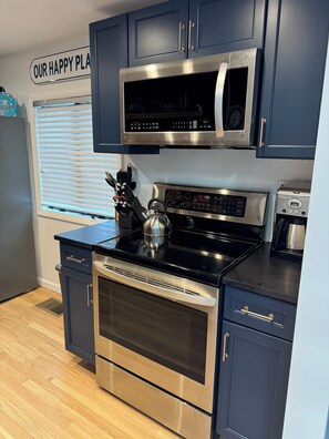 ثلاجة، ميكروويف، فرن، موقد طهي مسطح