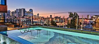 Theatre Suite ~ Free Parking ~ Gym ~ Rooftop Pool ~ Sky Lounge