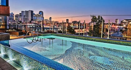 Theatre Suite ~ Free Parking ~ Gym ~ Rooftop Pool ~ Sky Lounge