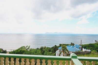 Ocean Heights studio vacation apartment

Lovely 4-bedroom house with AC