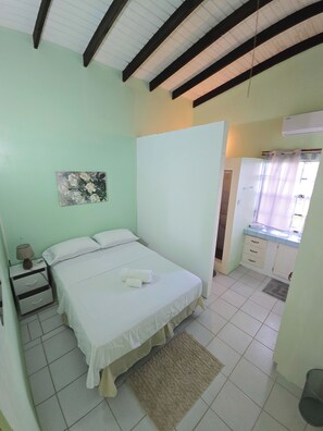 4 bedrooms, WiFi, bed sheets - Ocean Heights studio vacation apartment

Lovely 4-bedroom house with AC (Sion Hill)