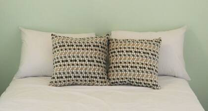 Ocean Heights studio vacation apartment
Lovely 4-bedroom house with AC