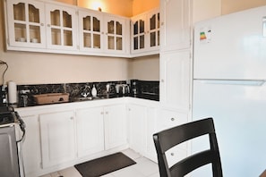 Een microgolfoven, een oven, een kookplaat