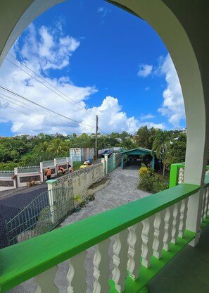 Property grounds - Ocean Heights studio vacation apartment

Lovely 4-bedroom house with AC (Sion Hill)