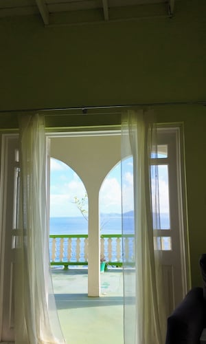 Ocean Heights studio vacation apartment

Lovely 4-bedroom house with AC