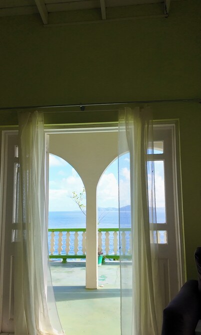 Ocean Heights studio vacation apartment

Lovely 4-bedroom house with AC