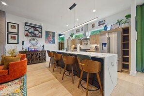 Kylskåp, mikrovågsugn, ugn och spishäll