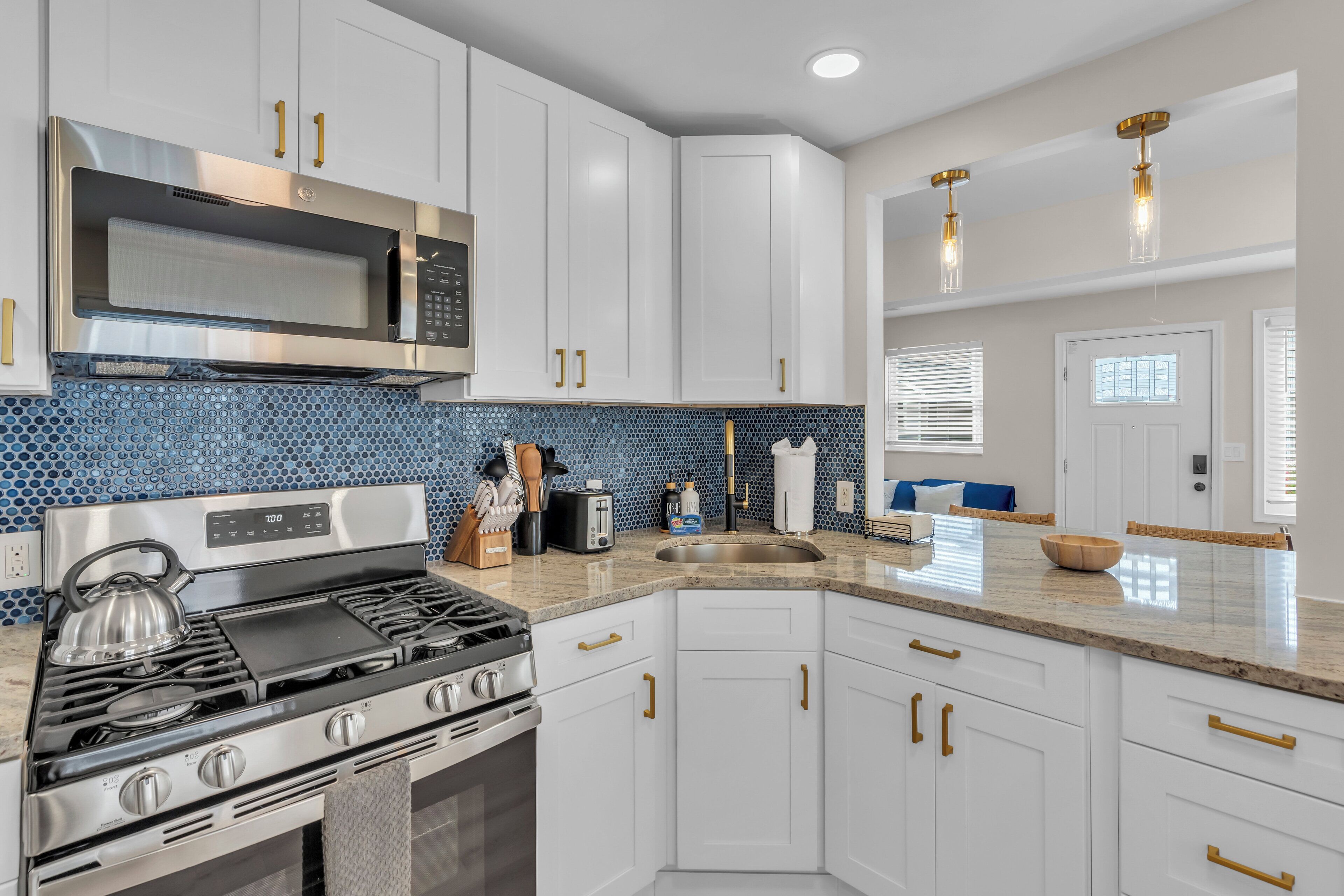 Frigorifero, microonde, forno, piano cottura