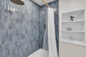 Secadora de cabello, toallas, jabón, shampoo