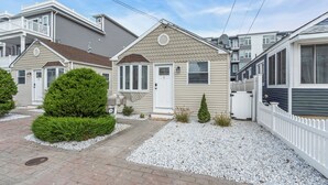 A row of mobile homes with a gravel driveway and small shrubs. - Professionally Managed | Walk to Beach (Seaside Heights)