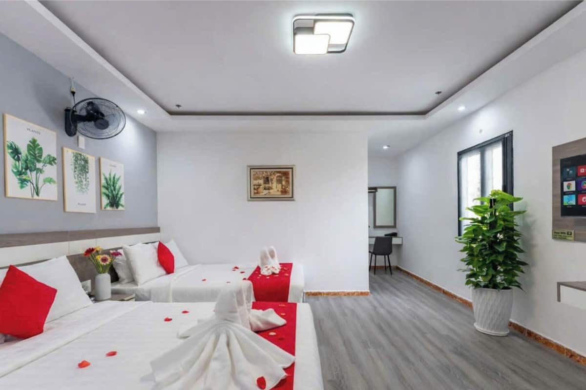 Familjerum för fyra - balkong - utsikt mot staden | Gratis wi-fi