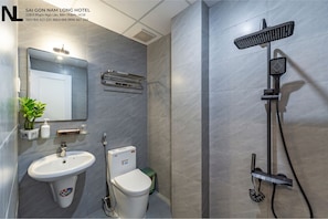 Kolmen hengen deluxe-huone | Kylpyhuone | Suihku, hiustenkuivaaja, pyyhkeet, saippua