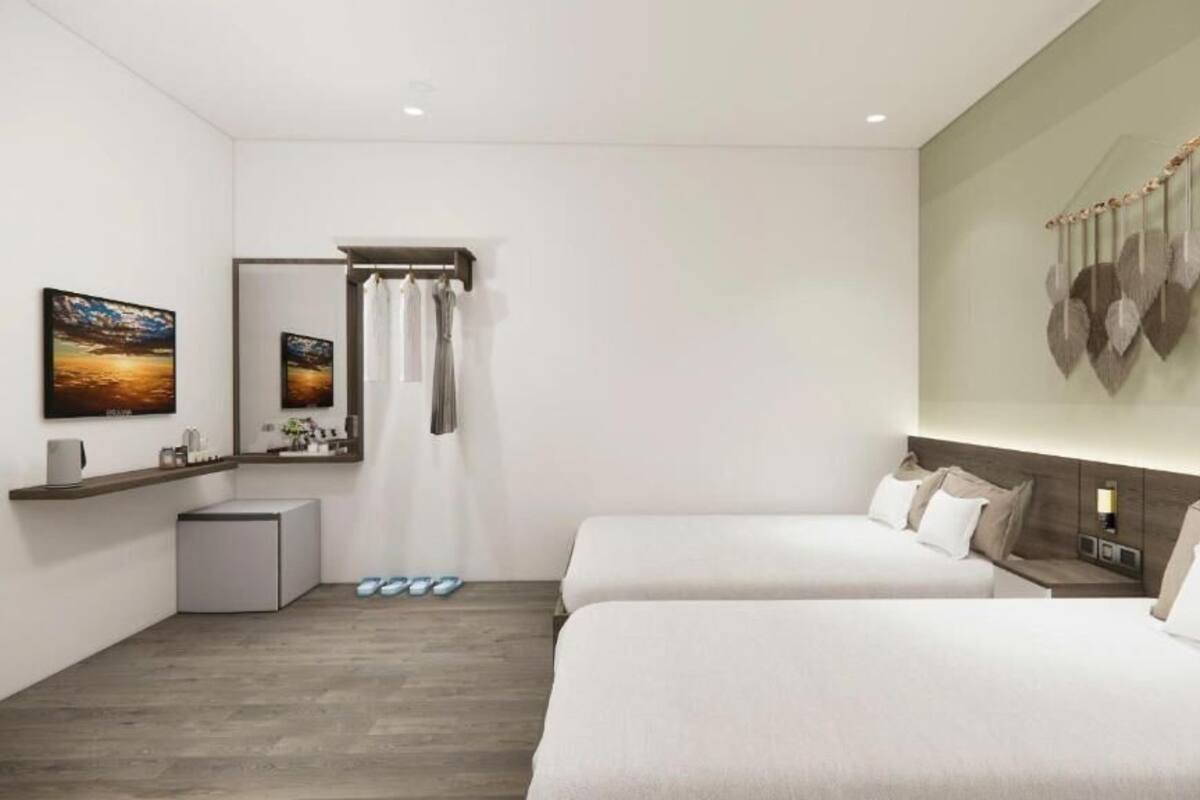 Deluxe Triple Room | Desk, free WiFi