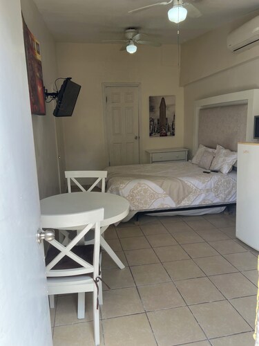 Studio 5 minutes from CAs and embassy