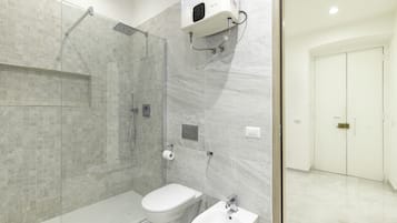Haartrockner, HandtĂŒcher, Seife, Toilettenpapier