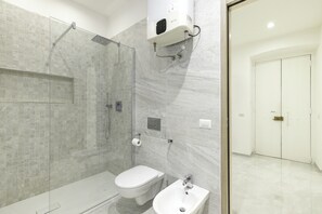 Sèche-cheveux, serviettes fournies, savon, papier toilette