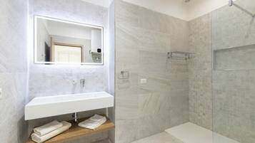 SĂšche-cheveux, serviettes fournies, savon, papier toilette