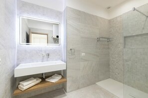 Haartrockner, Handtücher, Seife, Toilettenpapier