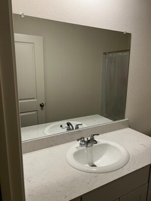Regadera, jabón, papel de baño 