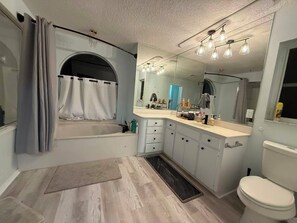 Hair dryer, towels, soap, shampoo - Heated & Caged Pool｜9 Min to Beach｜Kids' Zone｜New Listing！ (Venice)