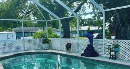 Venice Oasis: Stunning 3BR/2BA, Heated Pool, 8 min to Beach!