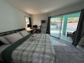 3 bedrooms, desk, WiFi, bed sheets