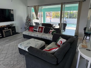 Smart TV, computer monitors - Heated & Caged Pool|9 Min to Beach|Kids' Zone|New Listing! (Venice)