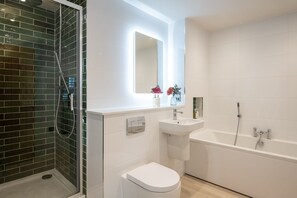 Shower, hair dryer - 7 St Elmo Court -  an apartment that sleeps 4 guests  in 2 bedrooms (Salcombe)