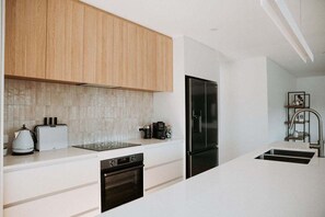 Refrigerador, microondas, horno y parrilla de estufa 