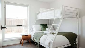 3 bedrooms, iron/ironing board, WiFi, bed sheets