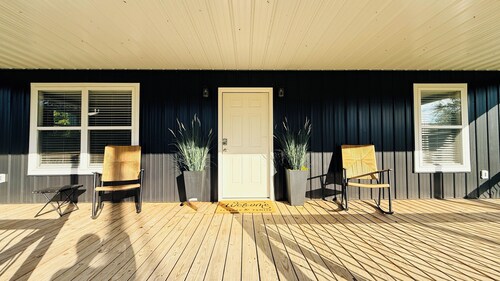 The Dock House Lake Retreat – Family-Friendly with Private River Access