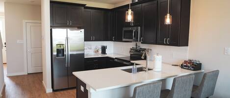 Een koelkast, een magnetron, een oven, een kookplaat