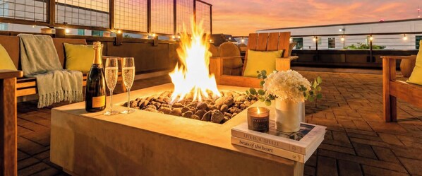 Property grounds - Rooftop fire pit house with skyline views, sleeps 10 near Broadway, Nashville (Nashville)